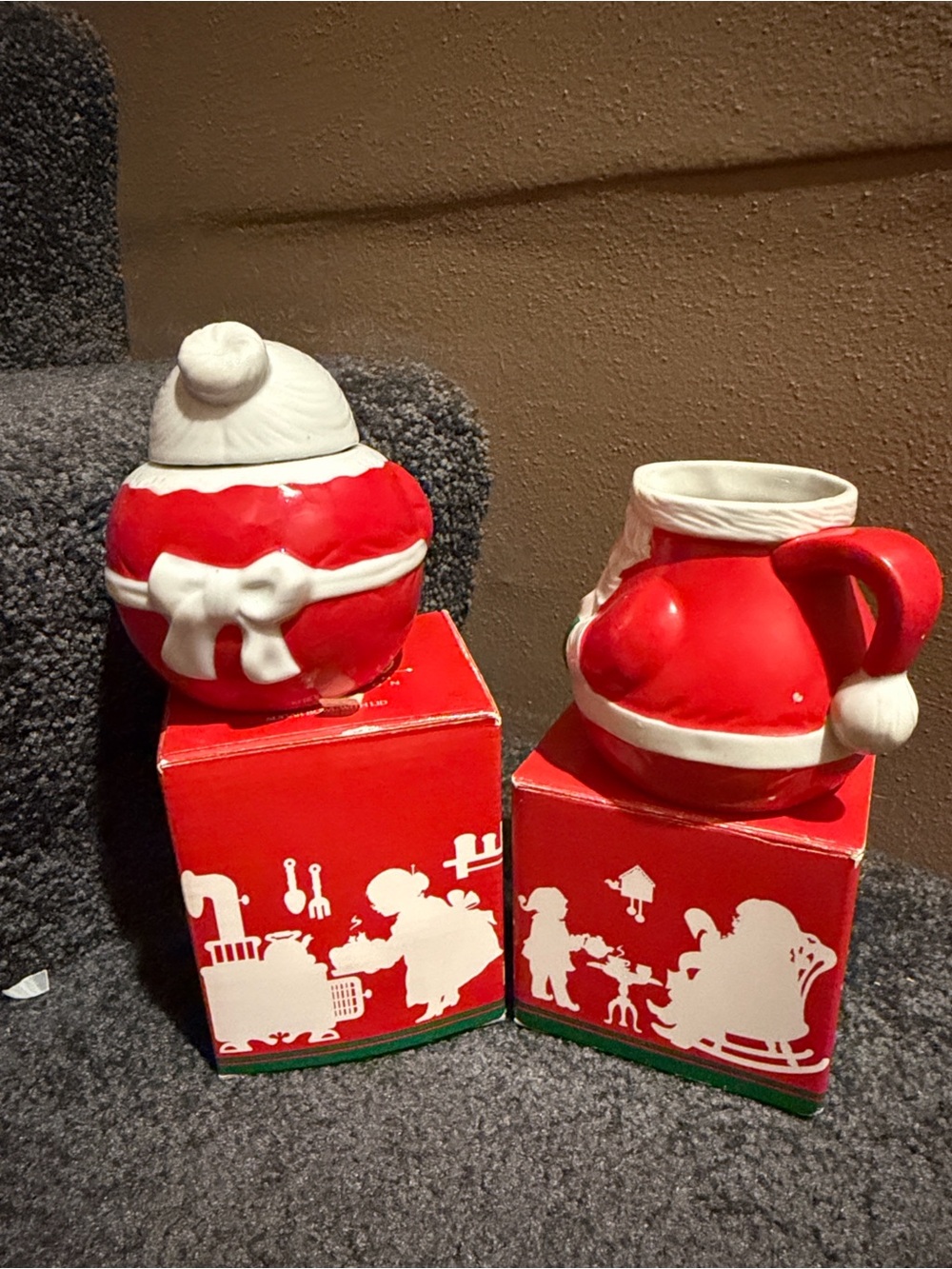 AVON Vintage Santa Claus Creamer and Mrs. Claus Sugar Bowl w/Lid Set 1983 - Picture 3 of 10